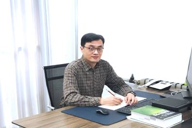 说明: 太阳成tyc9728集团-孟超工作照1